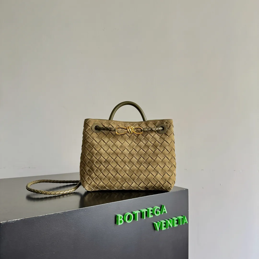 The 2023 new Andiamo batch of 1960 BV has been shipped‼ ️Really popular🔥The new Andiamo woven handbag launched by Bottega Veneta this season is really popular all over the world! ! Celebrities at home and abroad have worn it, and Oscar-winning actress Michelle Yeoh has taken it out on the street. Song Jia, Trai Yara, Yu Feihong, Sanji Ayaka, Rosie Hunting-Whiteley, Yoshioka Riho, etc. have all picked up this bag. It is classic and versatile, showing off its temperament, and the bag capacity is also large, which is very convenient for daily commuting! ! A variety of carrying methods, the shoulder straps can be adjusted by yourself, the original lambskin feels soft and delicate, and the neutral style is created to break gender boundaries and bring a more practical and longer-lasting use experience. Andiamo, which has both elegant and casual styles, perfectly interprets the true appearance of "fashionable old money style". Style number: 743568 (suede) Size: 25*22*10.5cm
